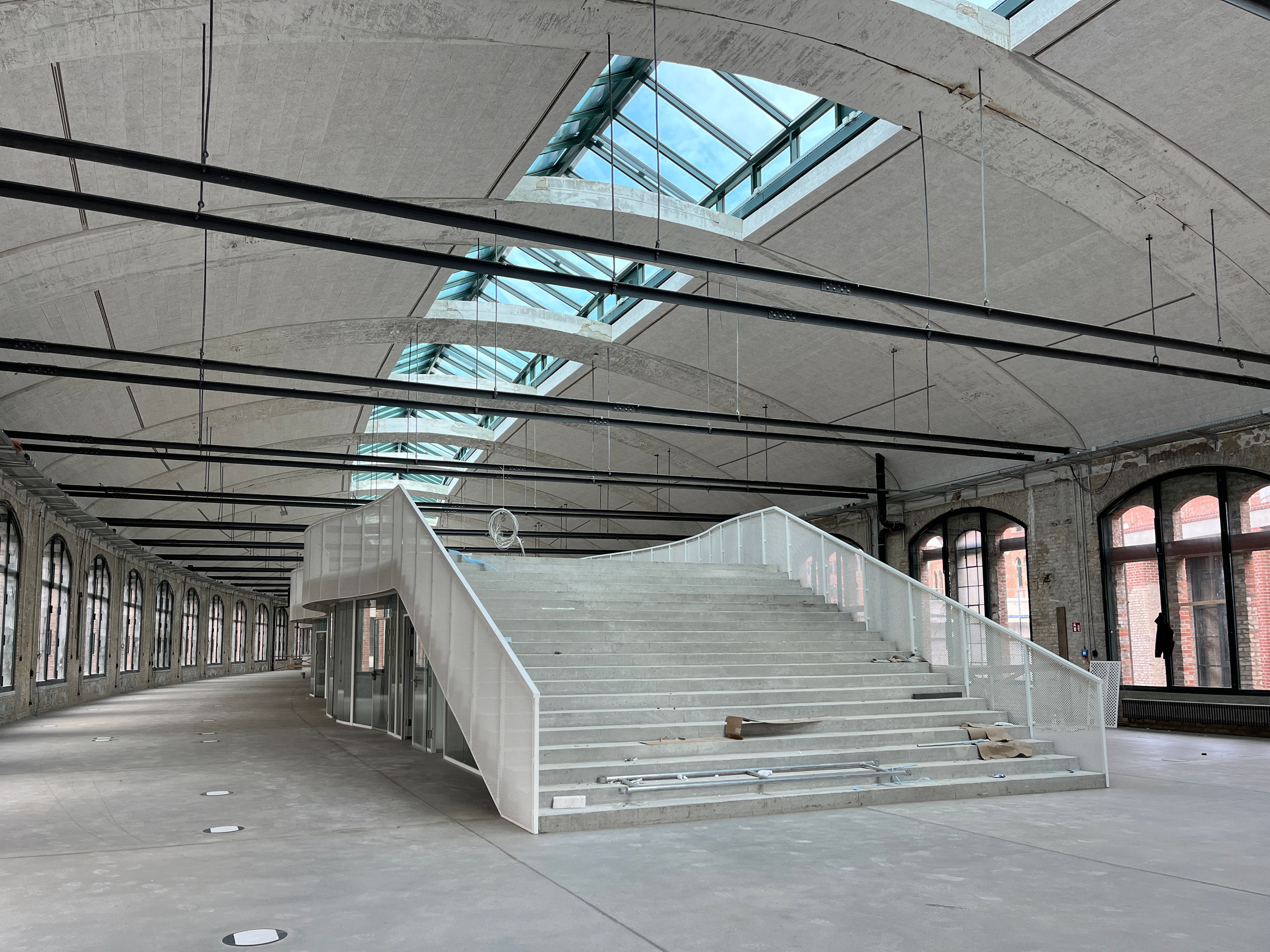 Innenansicht der Eingangspackkammer des Baufortschritts im Postbahnhof Berlin.