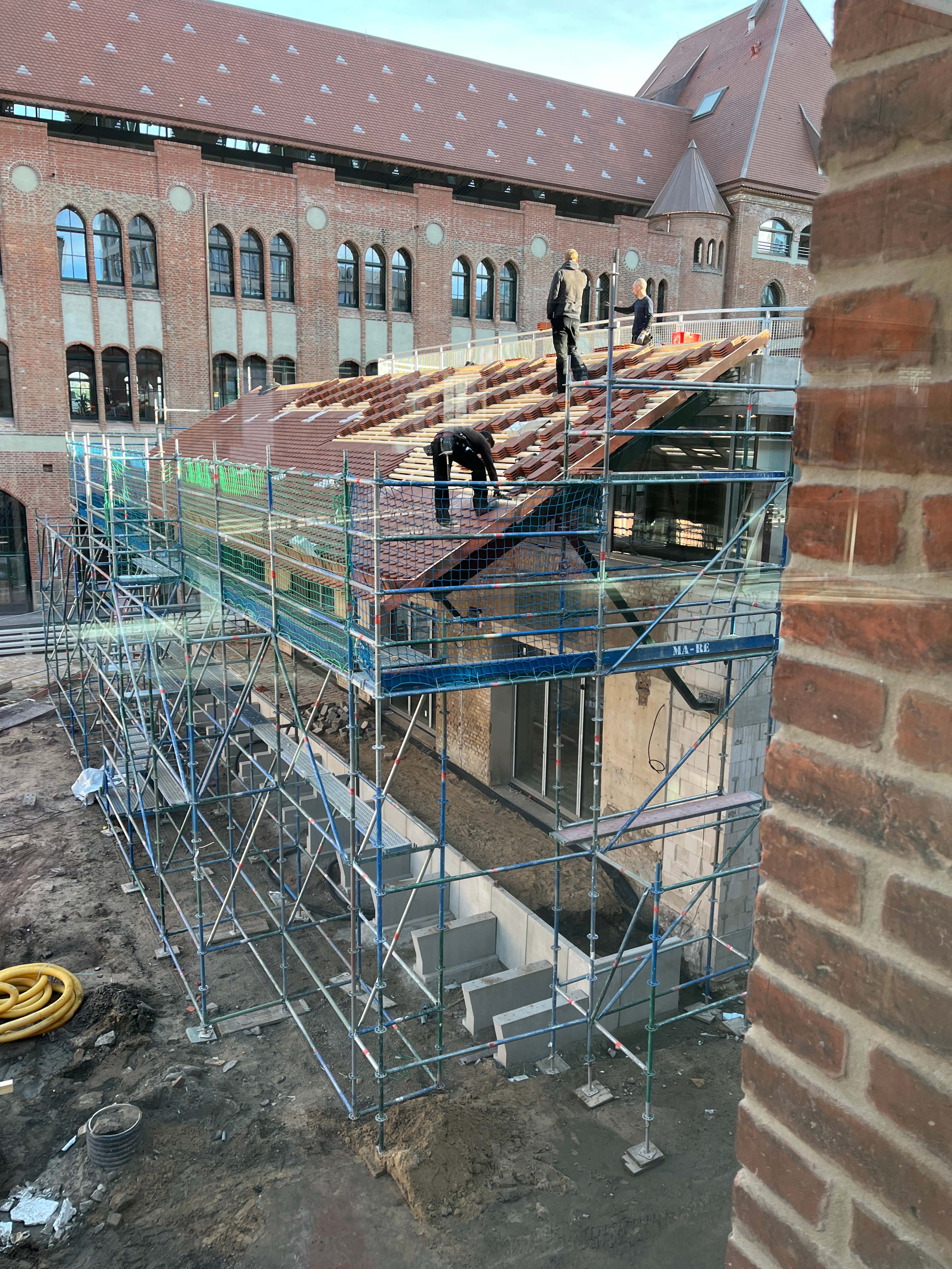 Außenansicht des Baufortschritts im Postbahnhof Berlin mit Blick auf den Beutel.