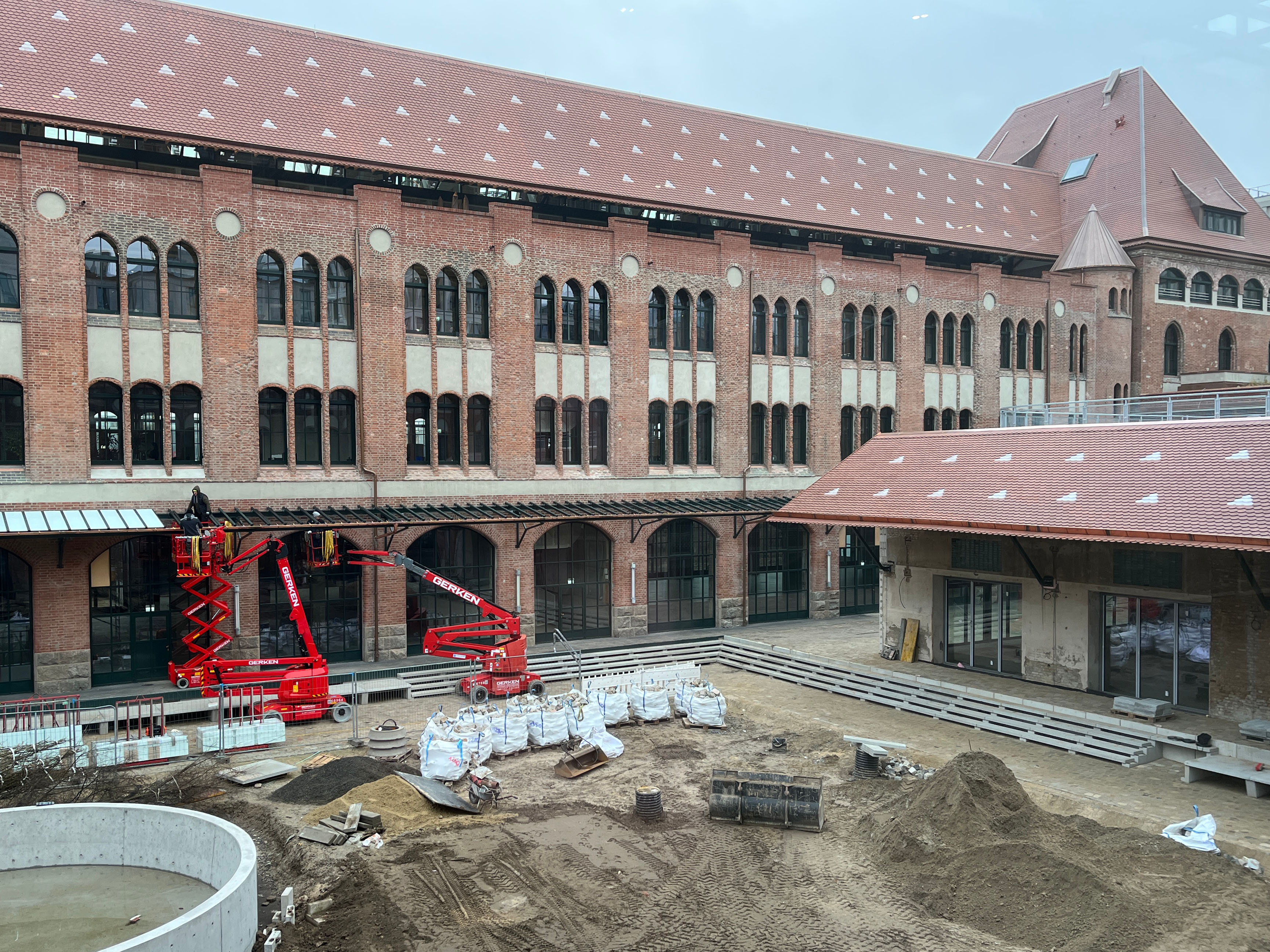 Außenansicht des Postbahnhofs mit Blick auf die Abgangspackkammer, dem Beutel- und Office-Bereich.