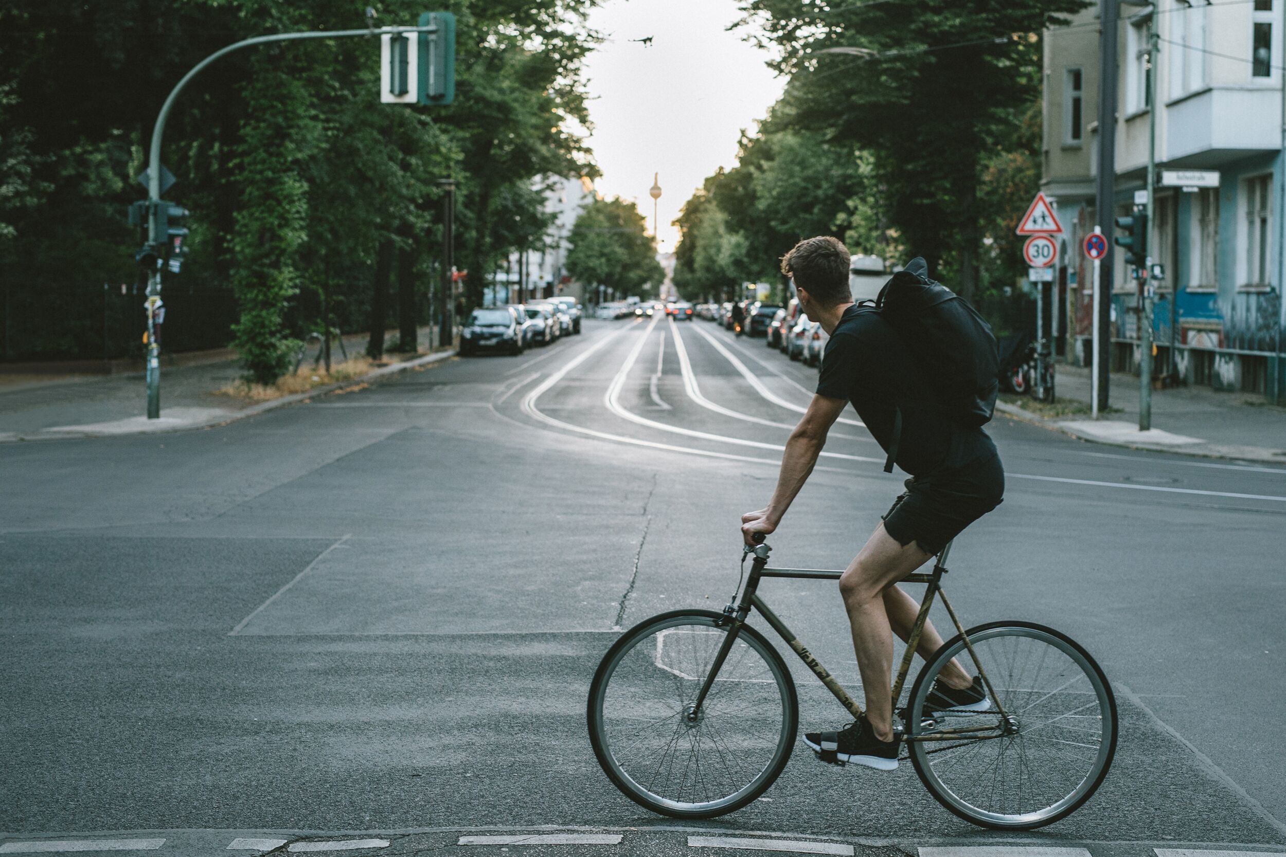 Radfahrer in Berlin mit Blick auf die Straßen und den Fernsehturm.