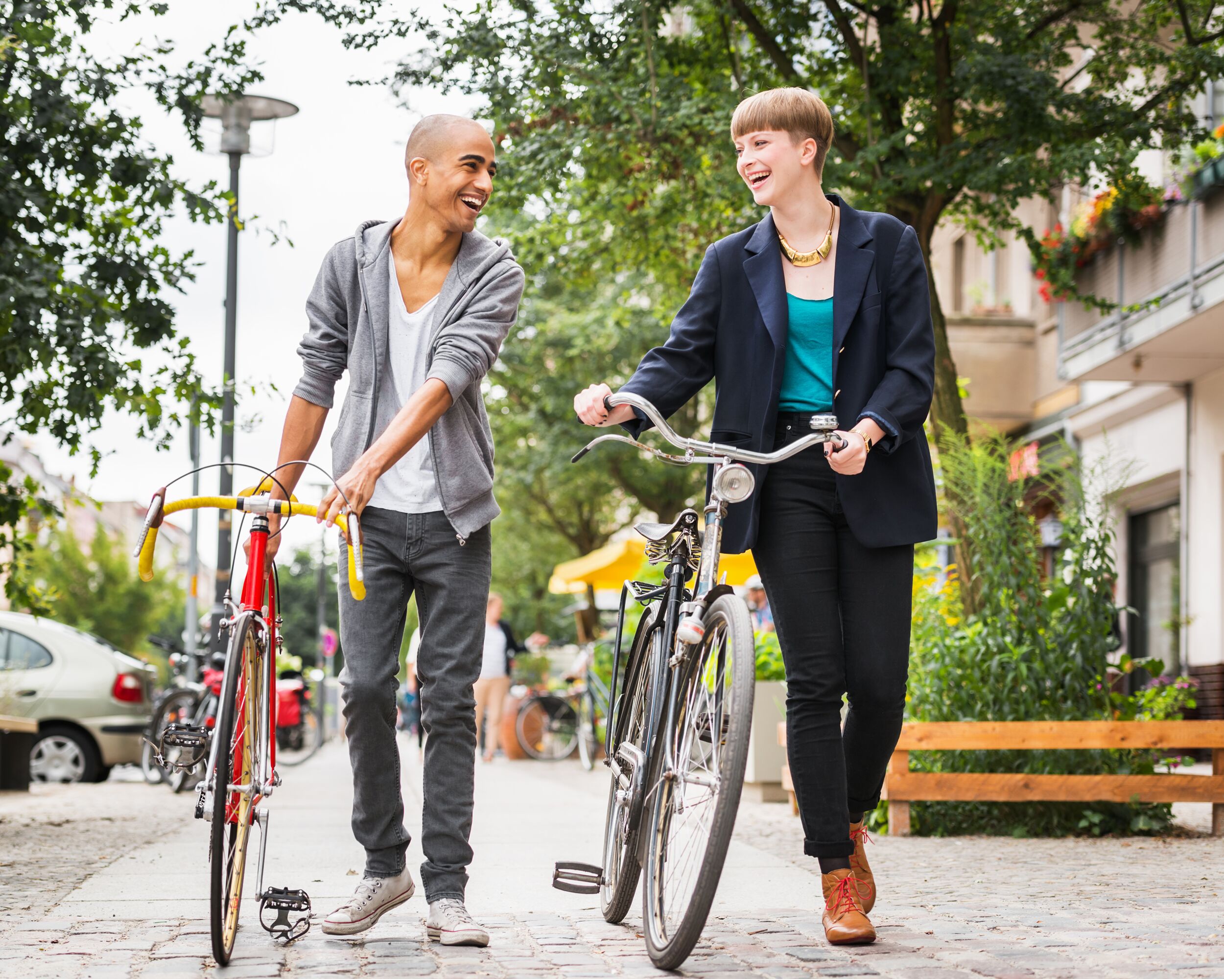 Urbanes Radfahren mit Freunden in einer lebhaften Umgebung in Berlin.
